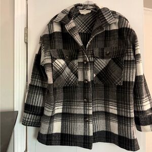 Romesa Plaid
Shacket Jacket
Black Gray Button
Front Size L